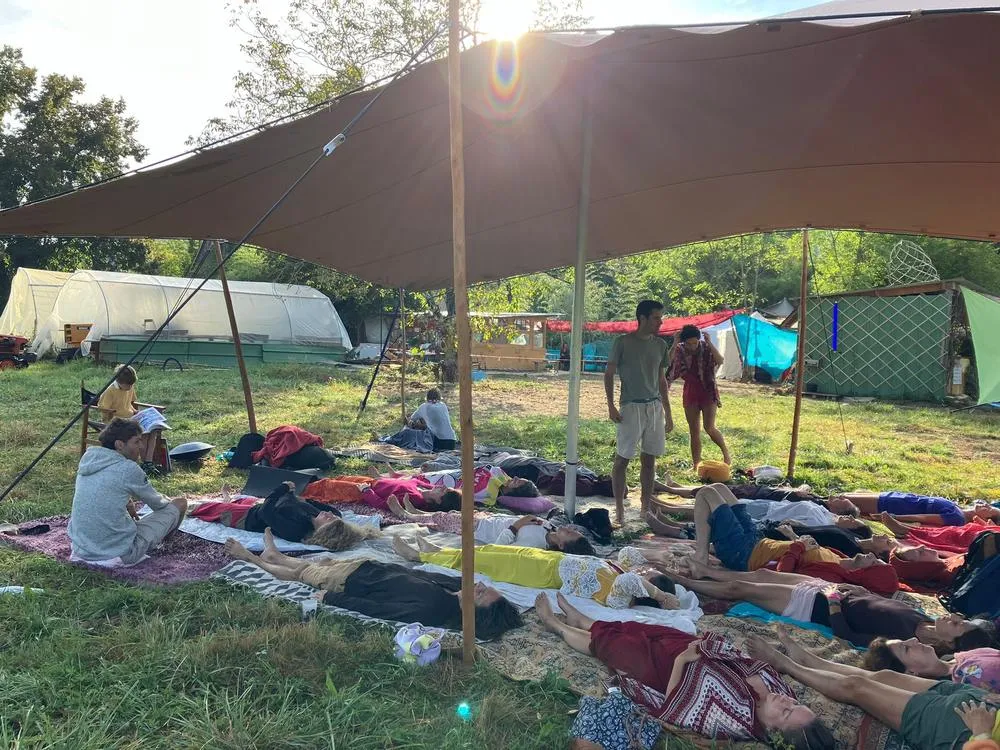 Concert respiratoire en extérieur, public allongé sous une grande toile tendue