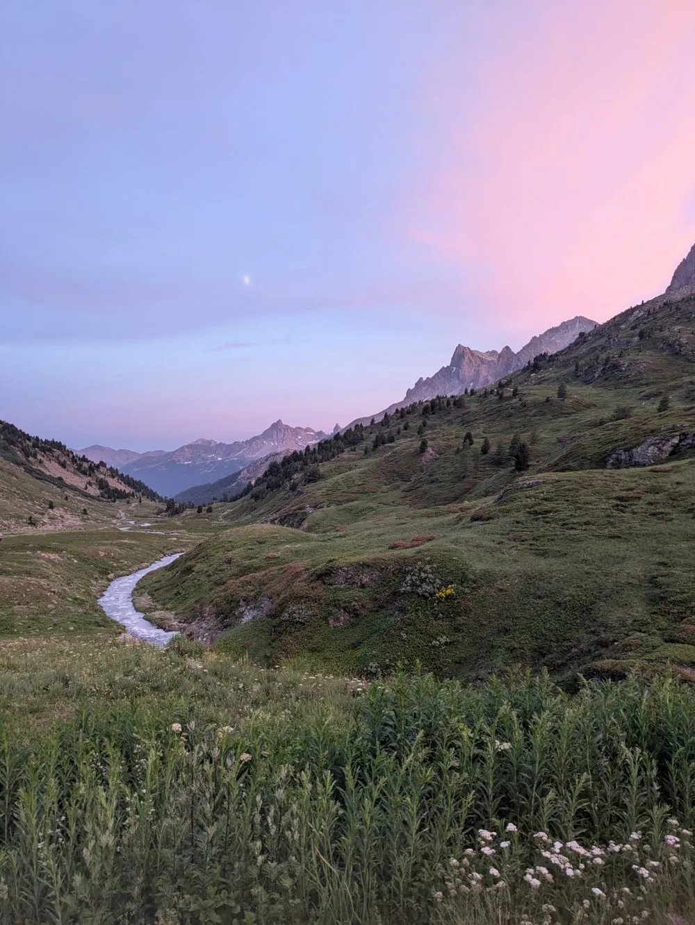 Vallée de montagne au coucher de soleil rose