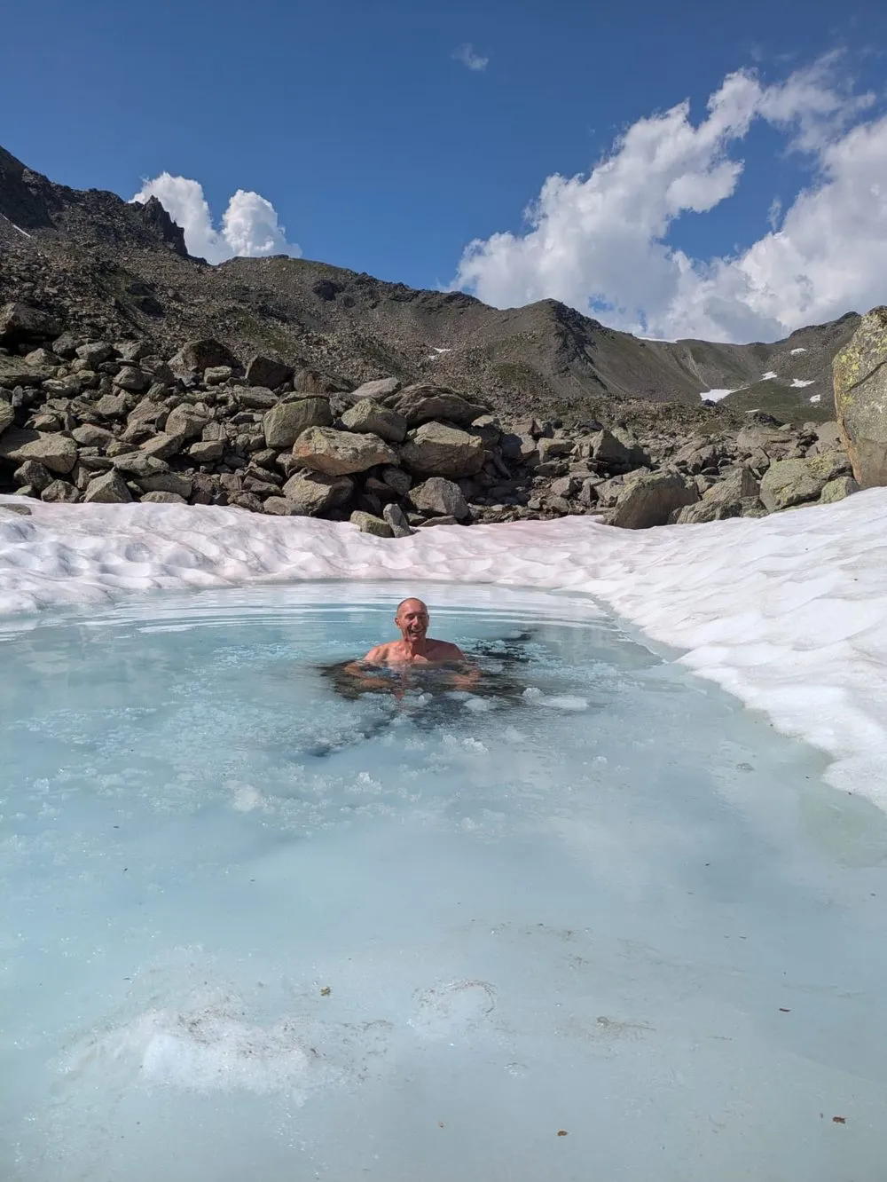 Baignade dans un lac glaciaire d'altitude