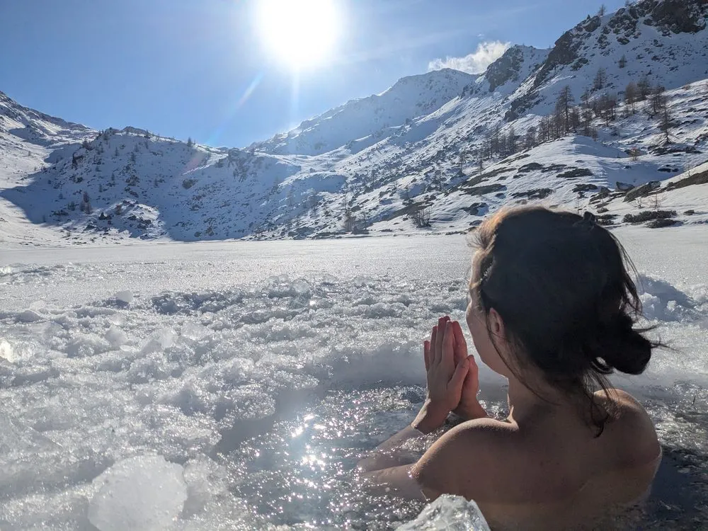 Méditation dans l'eau glacée face aux sommets