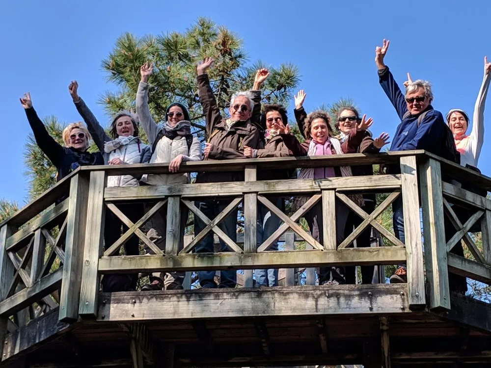 Groupe joyeux sur une passerelle en bois