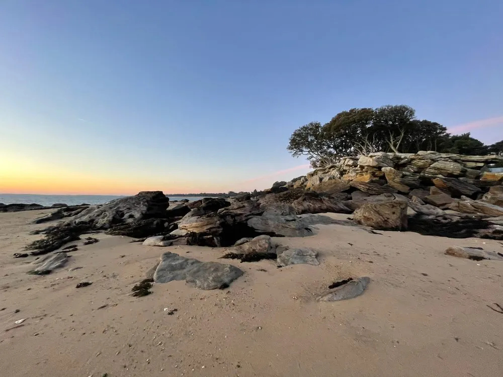 Plage et rochers au crépuscule